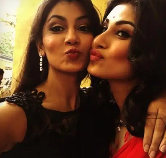 टीवी एक्ट्रेस सृति झा और मौनी रॉय दोनों बेहद पुरानी दोस्त हैं और कई बार दोनों को साथ में देखा गया है।