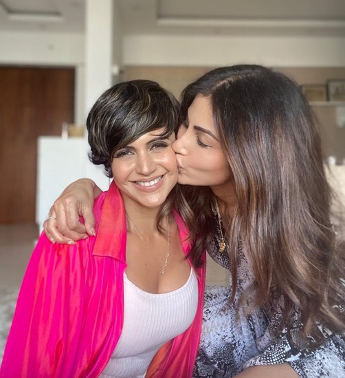 राज कौशल की हार्ट अटैक से हुई मौत के बाद मंदिरा अकेली महसूस ना करें इसलिए मौनी रॉय ने उनकी हर संभव मदद की थी।&nbsp;