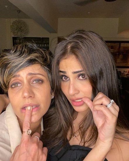 मंदिरा बेदी ने पिछले साल ही अपने पति राज कौशल को खोया था जिसके बाद मौनी रॉय ने ही मंदिरा को संभाला था।