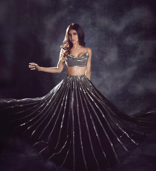 टीवी शो नागिन की एक्ट्रेस मौनी रॉय अल्टीमेट गुरु नाम से एक सब्सक्रिप्शन बेस्ड ऐप की मालकिन हैं। यह एक ग्लोबल एजुकेशन प्लैटफॉर्म है जिसे उन्होंने अपने पति संग मिलकर शुरू किया है।  