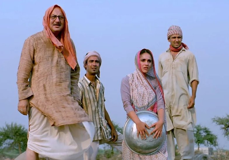 बोमन ईरानी और अनुपम खेर स्टारर फिल्म 'खोसला का घोसला' को 8.3 रेटिंग दी गई है। यह फिल्म डिज्नी प्लस हॉटस्टार पर मौजूद है। 