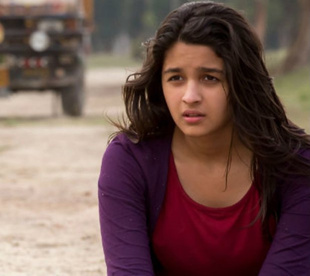 इस लिस्ट में आलिया भट्ट की एक और फिल्म हाईवे भी शामिल है। इसे 7.6 रेटिंग दी गई है। (All Photos: Social Media)