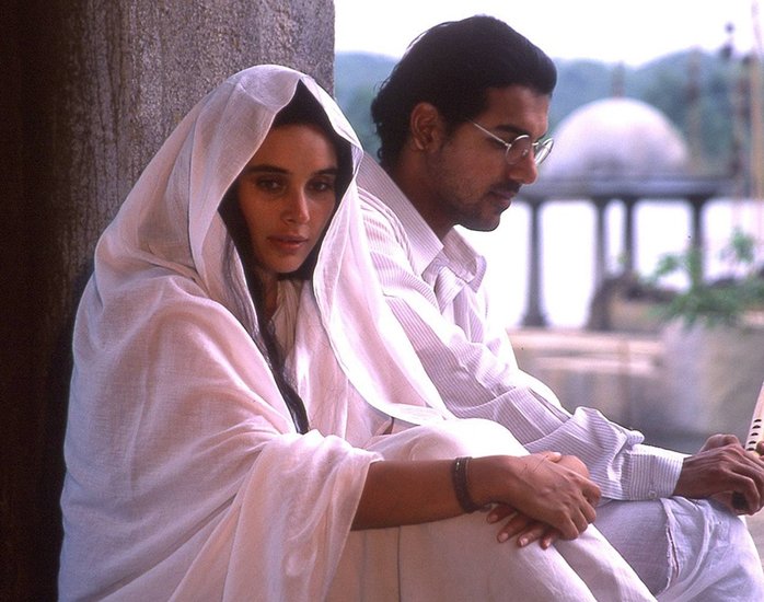 फिल्म वाटर में दिखाया गया है कि एक विधवा को अपनी जिंदगी में किस तरह की परेशानियों का सामना करना पड़ता है। इसे 7.7 की रेटिंग मिली है।