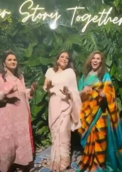 पार्टी में इशिता सालगांवकर की मां दीप्ति सालगांवकर अपनी भाभी टीना अंबानी के साथ डांस करती नजर आईं।