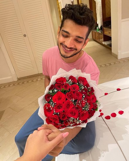 इन तस्वीरों को शेयर करते हुए नाजिल ने लिखा है, 'एक ही तस्वीर में दो-दो सेलिब्रेशन।'