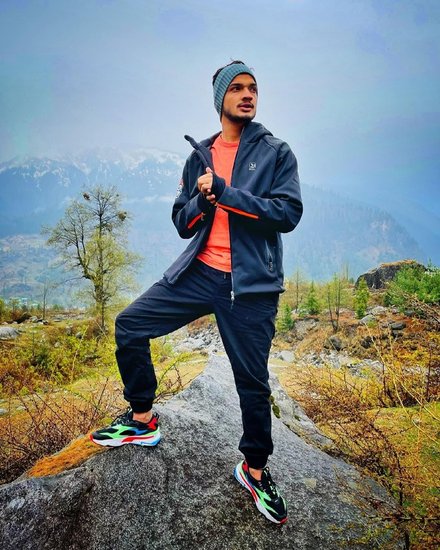 वह बर्तन की दुकान में काम करने लगे थे। दिन में काम करना और शाम को कंप्यूटर क्लास लेना, यही मुनव्वर का रूटीन बन गया था। 