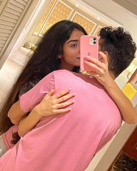 नाजिल ने इंस्टाग्राम पर यह तस्वीरें शेयर की हैं जिसमें मुनव्वर नाजिल को गले लगाए हुए हैं और नाजिल मिरर सेल्फी ले रही हैं।