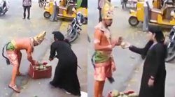 सड़क पर बिखरे फल को उठाती दिखी मुस्लिम महिला की ‘हनुमान’ ने की मदद, वायरल वीडियो पर लोगों ने किए ऐसे कमेंट्स