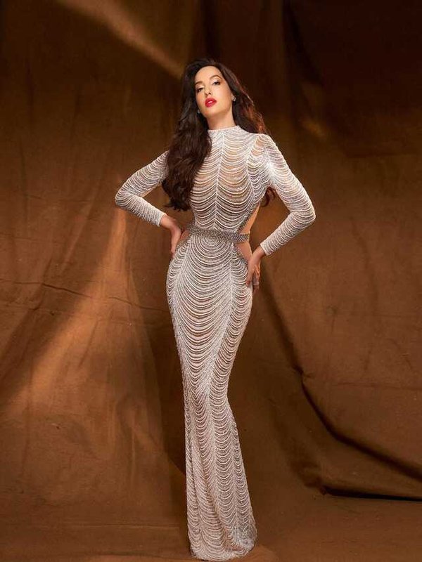 NORA FATEHI IN SHIMMER BODYCON DRESS