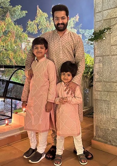 उनकी शादी का इतना क्रेज था कि सरकार को 9 स्पेशल ट्रेन चलानी पड़ी थीं। उनकी शादी को एक टीवी चैनल पर भी प्रसारित किया गया था। 