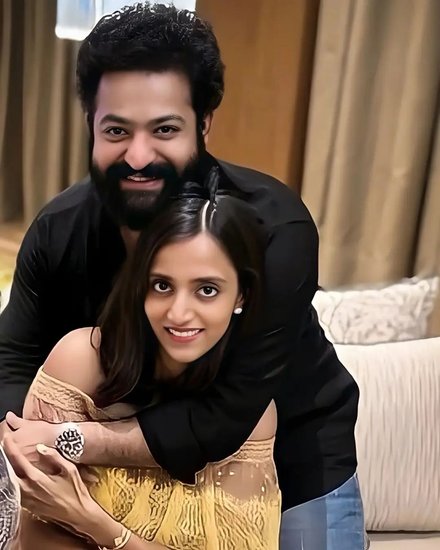 आरआरआर (RRR) स्टार जूनियर एनटीआर (Jr NTR) आज अपना 39वां जन्मदिन मना रहे हैं। फैंस उनके जन्मदिन पर उन्हें खूब बधाई दे रहे हैं। जूनियर एनटीआर का फिल्मी करियर जितना सफल रहा है, उतनी ही सफल उनकी शादीशुदा जिंदगी भी है। उन्होंने साल 2011 में बिजनेस मैन नारने श्रीनिवास राव की बेटी लक्ष्मी प्रनथी से शादी की थी। 