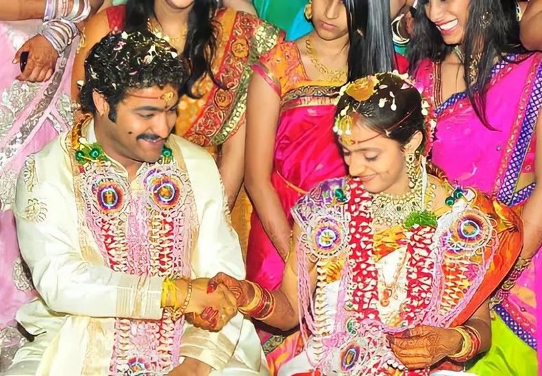 वैसे तो यह उनकी अरेंज मैरिज है लेकिन इसमें लव की कमी नहीं है। जूनियर एनटीआर पहली नजर में लक्ष्मी पर दिल हार बैठे थे और उनसे शादी करने का मन बना लिया था। 