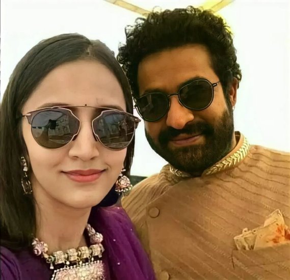 खबरों के अनुसार जूनियर एनटीआर की शादी में 15 हजार लोग शामिल हुए थे और इनमें से करीब 12 हजार उनके फैंस थे। 