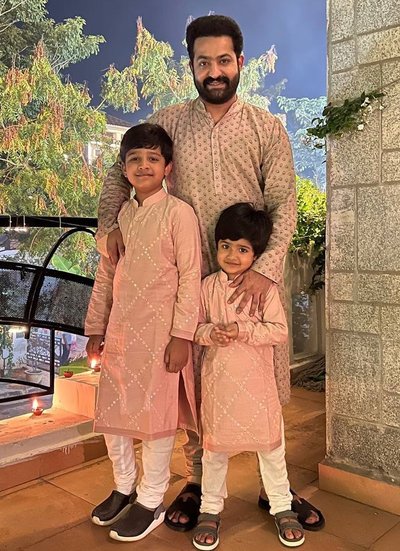 फिल्म आरआरआर में अपनी अदाकारी से तारीफें बटोरने वाले जूनियर एनटीआर को इंस्टाग्राम पर 4.4 मिलियन लोग फॉलो करते हैं लेकिन वह खुद किसी को भी फॉलो नहीं करते हैं। 