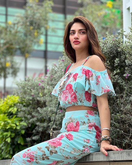 बात पर्सनल लाइफ की करें तो 2019 में नुसरत जहां ने निखिल जैन संग शागी की थी। साल 2021 में दोनों ने अपने रास्ते जुदा कर लिये।
