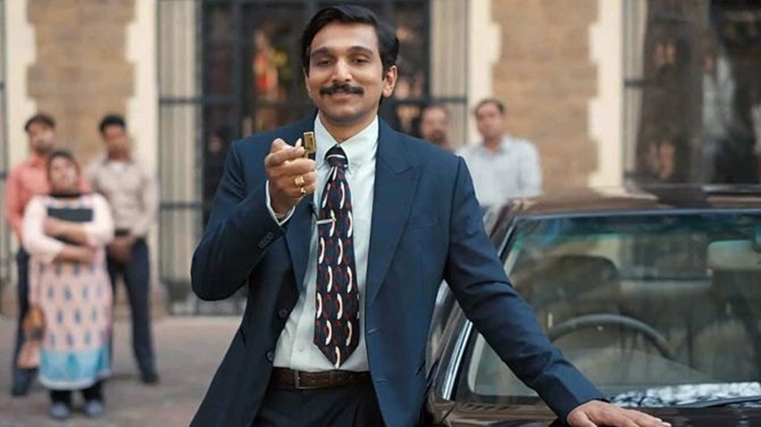 प्रतीक गांधी ने हंसल मेहता की स्कैम 1992 में दमदार भूमिका निभाई थी। इस सीरीज के लिए उन्होंने 5 लाख रुपये प्रति एपिसोड चार्ज किया था। (एक्टर्स की फीस का यह आंकड़ा मीडिया में मौजूद अलग-अलग रिपोर्ट्स के आधार पर दिया गया है)