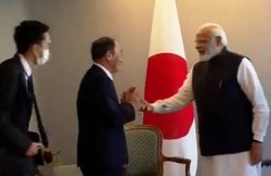 जापानी मेहमान ने किया नमस्कार तो पीएम नरेंद्र मोदी ने जबरन मिलाया हाथ, वायरल वीडियो पर कुछ यूं रिएक्ट कर रहे लोग