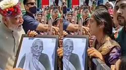 मां हीराबेन की पेंटिंग देख पीएम नरेंद्र मोदी ने रुकवाई गाड़ी, बनाने वाली के सर पर हाथ रख दिया आशीर्वाद, वीडियो वायरल