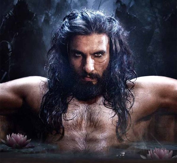 रणवीर सिंह, दीपिका पादुकोण और शाहिद कपूर स्टारर फिल्म 'पद्मावत' का करणी सेना ने खूब विरोध किया था। पहले फिल्म का नाम 'पद्मावती' था लेकिन करणी सेना के विरोध के बाद इस नाम को बदला गया था।