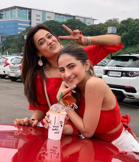 पलक ने इंटरव्यू में कहा कि मुझे एक्टिंग के बारे में अपनी मां से बेहद कम जानकारी है। मैं अपनी मां से एक्टिंग से जुड़ी चीजें सीखती रहती हूं। 