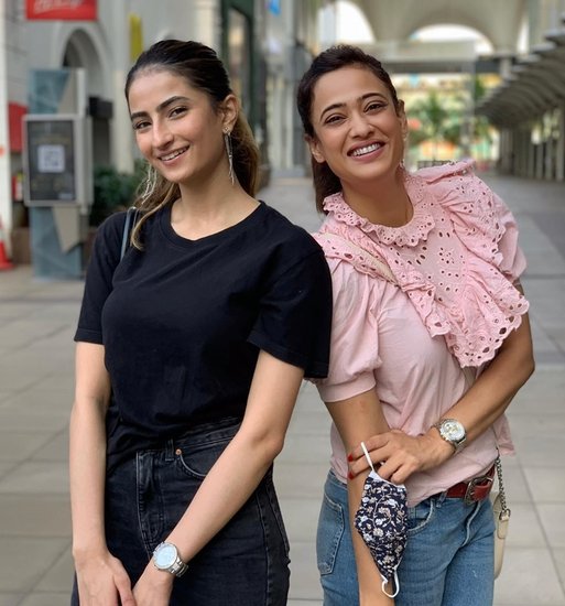 पहले जब लोग यह कहते थे कि मैं अपनी मां की तरह नहीं दिखती हूं, पिता पर गई हूं तो मुझे बेहद गुस्सा आत था कि मैं उनकी तरह सुंदर नहीं हूं। लोग मुझे ताने मारते थे। 