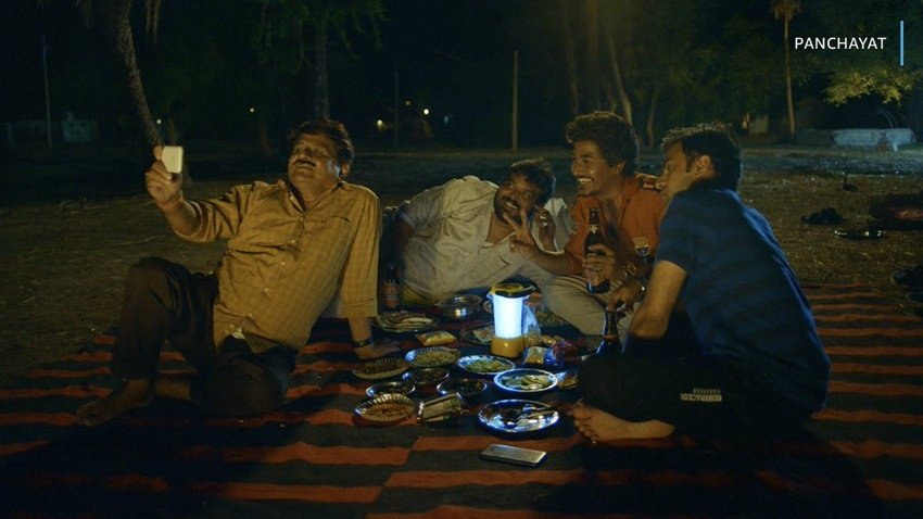 Panchayat 2 Starcast: पंचायत 2 ओटीटी प्लेटफॉर्म अमेजन प्राइम पर स्ट्रीम हो रही है। इस वेब सीरीज को इसके पहले सीजन से भी अधिक प्यार मिल रहा है। एक बार फिर से इस सीरीज के कलाकार सोशल मीडिया में चर्चा का विषय बन गए हैं। आइए जानते हैं इसके प्रमुख कलाकार पहले किन फिल्मों और वेब सीरीज में अपनी अदाकारी का जलवा दिखा चुके हैं। 