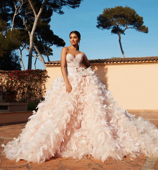 पूजा हेगड़े की इस ड्रेस की तुलना बार्बी डॉल से की जा रही है जिसमें वह बेहद खूबसूरत नजर आ रही हैं।