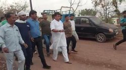 MP: सड़क का खस्ता हाल देख जब सातवें आसमान पर चला गया मंत्री का पारा, अफसरों को भी हड़काया