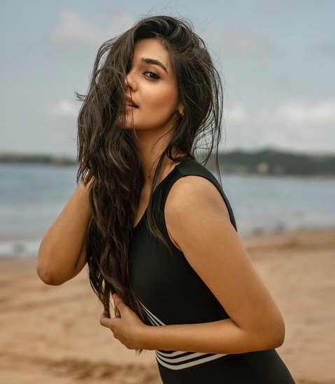 टीआरपी के मामले में ये रिश्ता क्या कहलाता है टीवी शो तीसरे नंबर पर है। इस वक्त इसमें प्रणाली राठौर अक्षरा का किरदार निभा रही हैं लेकिन उनकी लव लाइफ को लेकर अभी तक कोई जानकारी सामने नहीं आई है। 