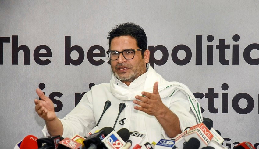प्रशांत किशोर ने कहा कि लोगों को लग रहा है कि जब बीजेपी के शासन में दुनियाभर में देश का मान बढ़ रहा है तो हमें भी कुछ करना चाहिए। अपनी बात को आगे बढ़ाते हुए पीके ने कहा कि लोगों को लगता है कि देश की खातिर चलो पेट्रोल महंगा ही खरीद लेंगे। (Photos: PTI)