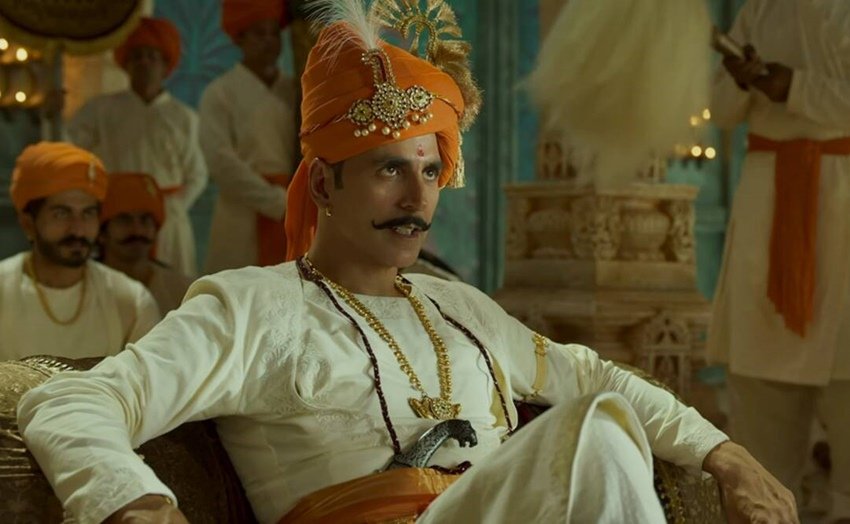 बॉलीवुड की कई फिल्में ऐसी रही हैं जिसे कभी अपने टाइटल को लेकर विरोध का सामना करना पड़ा तो कभी फिल्मों में दिखाए गए सीन को लेकर। विरोध के बाद अब तक कई बॉलीवुड फिल्मों के नाम बदले जा चुके हैं। ताजा मामला अक्षय कुमार (Akshay Kumar) की फिल्म 'पृथ्वीराज' (Prithviraj) का है जिसका नाम करणी सेना के विरोध पर बदलकर 'सम्राट पृथ्वीराज' (Samrat Prithviraj) कर दिया गया है। 