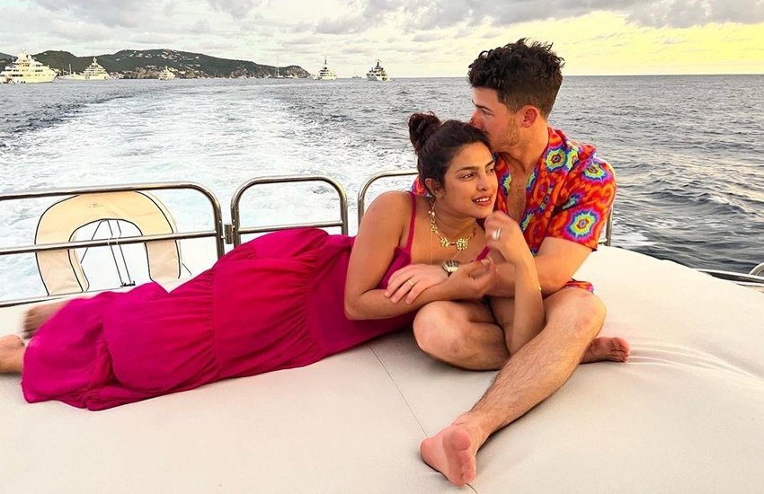 कई एक्ट्रेसेस ऐसी हैं जिन्हें बॉलीवुड (Bollywood) से पहचान मिली लेकिन बाद में वह एक्ट्रेसेस विदेशों में सेटल हो गईं। किसी ने विदेशों में शादी कर ली तो कोई खुद से विदेशों में सेटल हो गया। प्रियंका चोपड़ा (Priyanka Chopra) की बात करें तो उन्होंने अमेरिकी पॉप सिंगर निक जोनस (Nick Jonas) से शादी की है और कैलिफोर्निया में रहती हैं लेकिन शूटिंग के लिए वह भारत आती-जाती रहती हैं। 