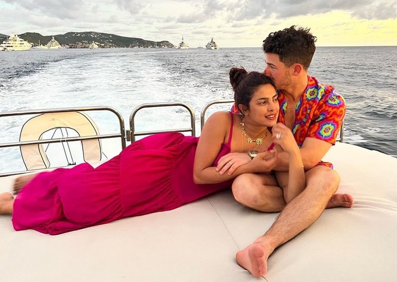 निक जोनस ने प्रियंका चोपड़ा को उनके बर्थडे पर रिंग देकर प्रपोज किया था। खास बात यह थी कि निक ने रिंग खरीदने के लिए लंदन के एक ज्वेलरी स्टोर को बंद करवा दिया था ताकि कोई दूसरा न आ सके। 