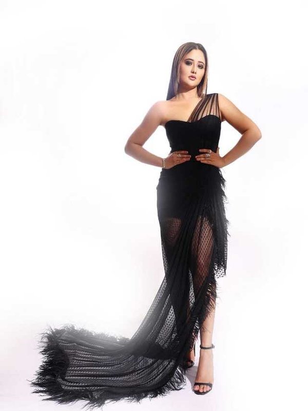 RASHAMI DESAI IN BLACK BOLD LOOK