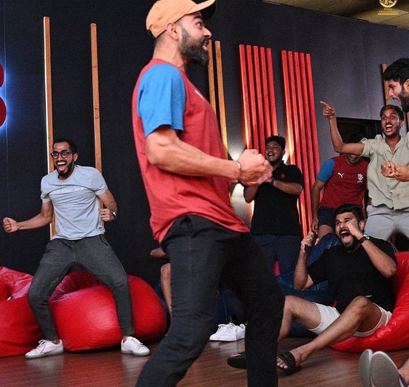 रॉयल चैलेंजर्स बैंगलोर के सभी खिलाड़ी मुंबई इंडियंस को सपोर्ट करते नजर आए।