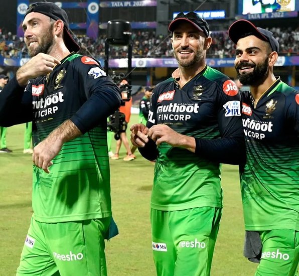 रॉयल चैलेंजर्स बैंगलोर के पास एक से बढ़कर एक प्लेयर हैं लेकिन टीम ने 14 मैच खेलकर केवल 86 छक्के ही मारे हैं। (All Photos: Social Media)