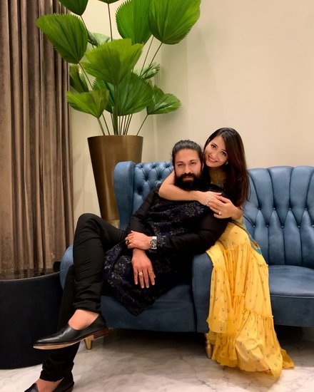 केजीएफ स्टार यश की पत्नी राधिका पंडित खुद भी एक्ट्रेस हैं और कन्नड़ टीवी शो व फिल्मों में काम कर चुकी हैं।&nbsp;