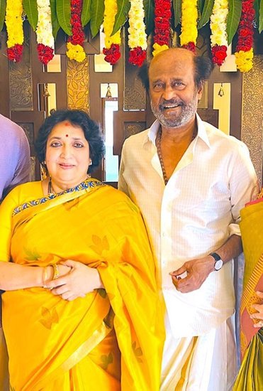 सुपरस्टार रजनीकांत की पत्नी लता रजनीकांत अपने कॉलेज की तरफ से रजनीकांत का इंटरव्यू लेने आई थी जहां पहली नजर में ही रजनीकांत को लता से प्यार हो गया था। इंटरव्यू खत्म होते ही रजनीकांत ने लता को शादी के लिए प्रपोज कर दिया था। दोनों की शादी को 40 साल हो चुके हैं।&nbsp;