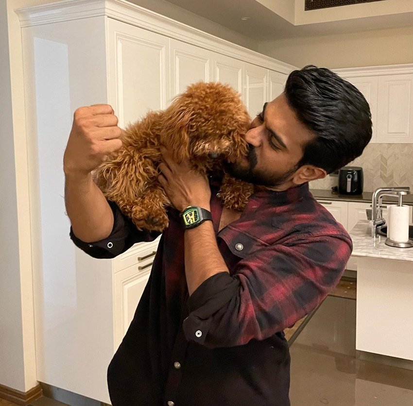 रामचरण ने 22 साल की उम्र में 2007 में फिल्म 'चिरुथा' से डेब्यू किया था। अब तक वह कई सुपरहिट फिल्मों में काम कर चुके हैं। 