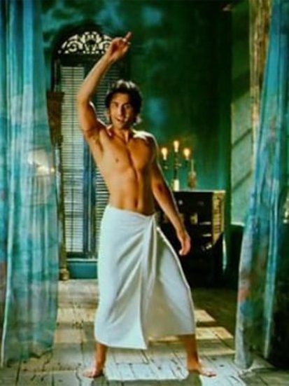 बॉलीवुड (Bollywood) में आज कई टॉप के स्टार्स ऐसे हैं जिन्होंने अपने करियर की शुरुआत फ्लॉप फिल्मों (Stars Flop Movie) से की थी। फ्लॉप फिल्मों से शुरुआत करने के बाद भी यह स्टार्स सफलता की सीढ़ी चढ़े हैं और कई सुपरहिट फिल्में (Superhit Movies) दे रहे हैं। इनमें एक नाम रणबीर कपूर (Ranbir Kapoor ) का भी है। रणबीर ने 2007 में आई फिल्म 'सांवरिया' (Saawariya) से डेब्यू किया था लेकिन यह फिल्म फ्लॉप साबित हुई। हालांकि उसके बाद रणबीर कई सुपरहिट फिल्में दे चुके हैं और आज उनका नाम बॉलीवुड के टॉप स्टार्स में गिना जाता है।