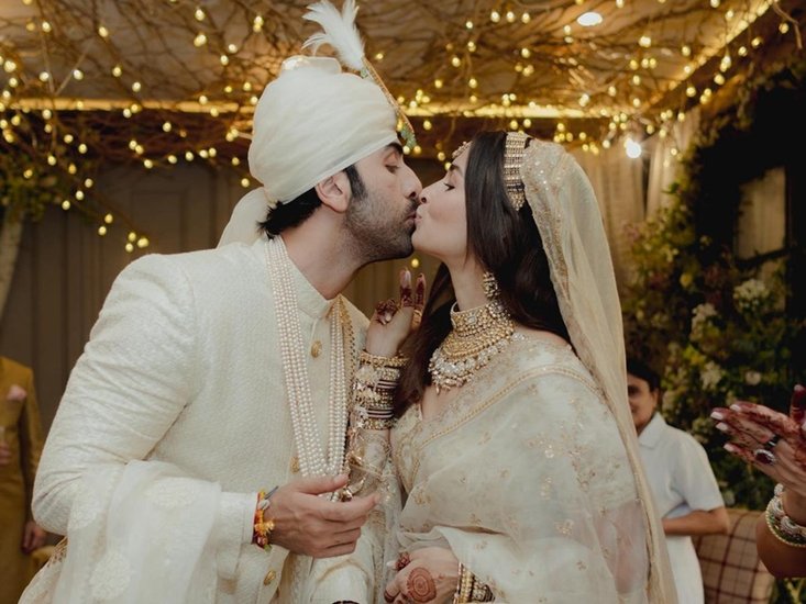 करीब एक महीना पहले ही शादी के बंधन में बंधे रणबीर कपूर और आलिया भट्ट ने भी सभी के सामने लिप किस की थी।