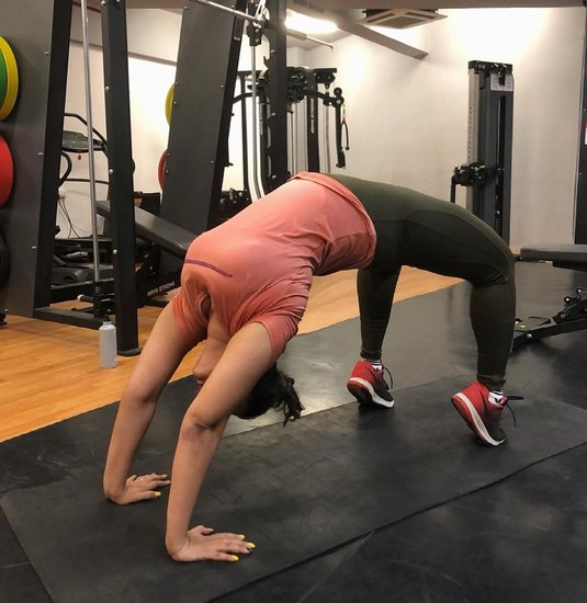 भोजपुरी एक्ट्रेस (Bhojpuri Actress) रानी चटर्जी (Rani Chatterjee) अक्सर जिम से तस्वीरें शेयर करती रहती हैं। वह कभी योग तो कभी वेट लिफ्टिंग करती हुई नजर आती हैं। रानी का कहना है कि वह रेगुलर जिम जाती हैं ताकि फिट रह सकें। 