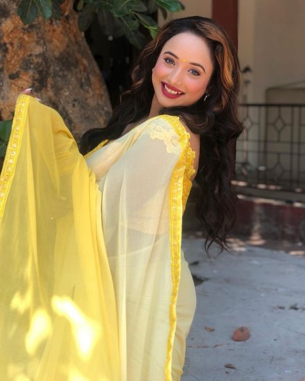 प्रसिद्ध भोजपुरी एक्ट्रेस रानी चटर्जी (Bhojpuri Actress Rani Chatterjee) ने साउथ के सुपरस्टार महेश बाबू (Mahesh Babu) के उस बयान पर अपनी प्रतिक्रिया दी है जिसमें उन्होंने कहा था कि बॉलीवुड उन्हें अफोर्ड नहीं कर सकता। अब आज तक को दिए इंटरव्यू में रानी चटर्जी ने इस पर बात की है।