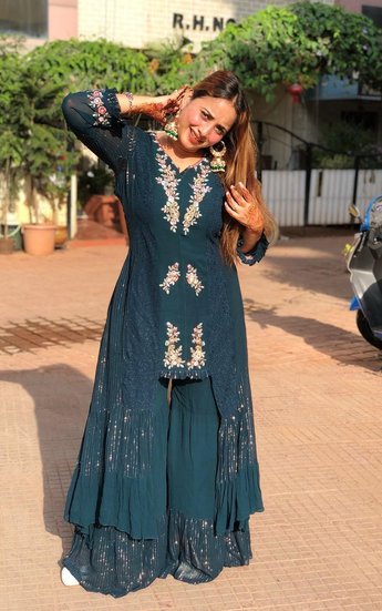 रानी ने कहा कि महेश बाबू कई हिंदी विज्ञापनों में काम कर चुके हैं लेकिन फिर भी इस तरह के बयान देना ठीक नहीं है। 