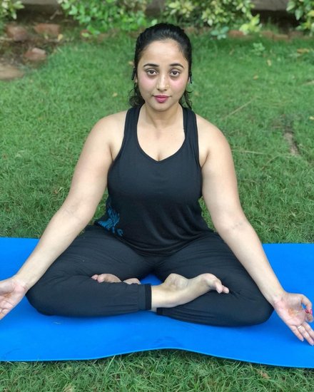 जिम के साथ-साथ रानी को कई बार पार्क में भी एक्सरसाइज व योग करते हुए देखा जाता है।