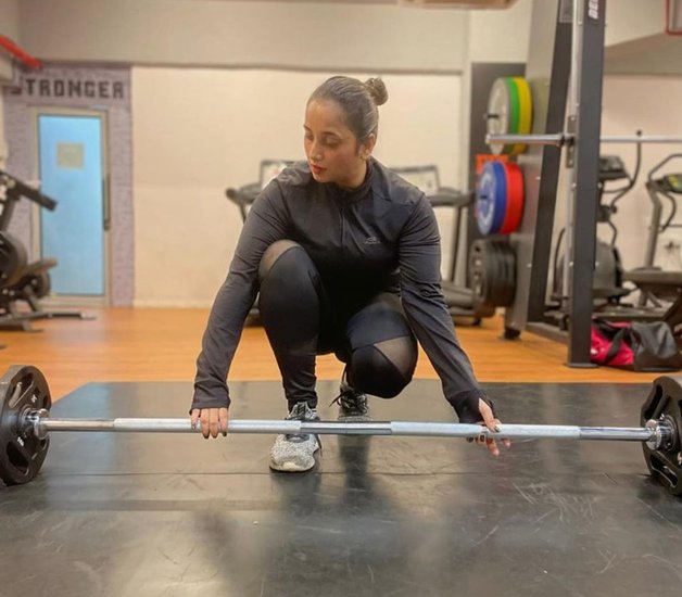 जिम में रानी चटर्जी को अच्छे खासे वेट के साथ वेट लिफ्टिंग करते हुए देखा जाता है। (All Photos: Rani Chatterjee Instagram)