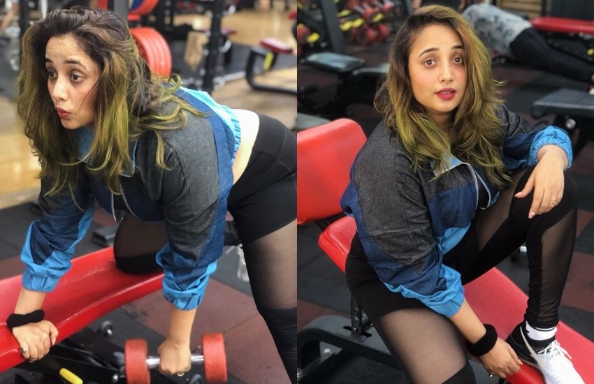 वह जिम में वर्कआउट के साथ-साथ फिट रहने के लिए योग भी करती हैं। (All Photos: Rani Chatterjee Instagram)
