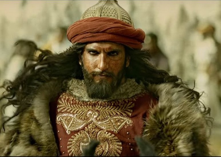 रणवीर सिंह 'पद्मावत' में विलेन का किरदार निभा चुके हैं। उन्होंने इसमें अलाउद्दीन खिलजी का किरदार निभाया था और उनकी एक्टिंग को लोगों ने खूब पसंद किया था। 