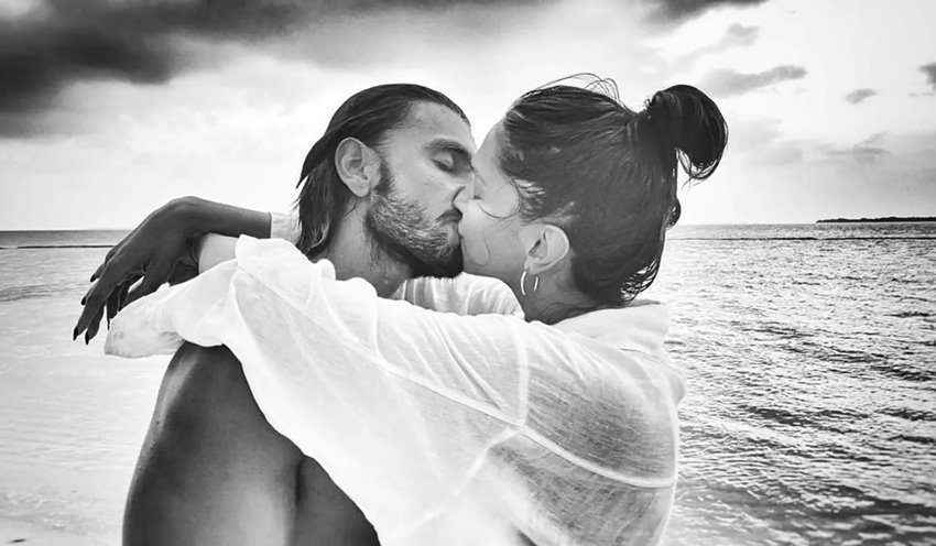 रणवीर सिंह और पत्नी दीपिका पादुकोण को रोमांटिक अंदाज किसी से छिपा नहीं है। उन्हें अक्सर पब्लिकली एक-दूसरे को किस करते देखा गया है।