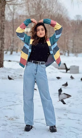 रश्मिका मंदाना की उम्र फिलहाल 26 साल है और वह बैचलर लाइफ को खूब एंजॉय कर रही हैं। 